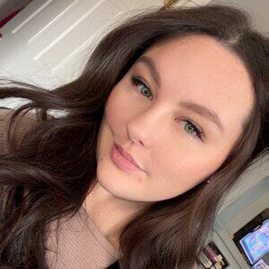 Meet your Posher, Adrianne